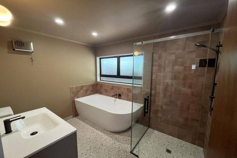 Photo of property in 15 Sequoia Grove, Merrilands, New Plymouth, 4312