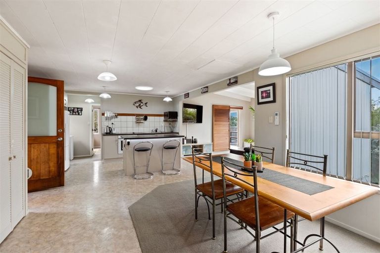 Photo of property in 1 Surf Road, Stanmore Bay, Whangaparaoa, 0932