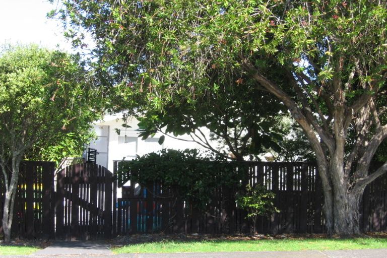 Photo of property in 28 Peter Terrace, Castor Bay, Auckland, 0620