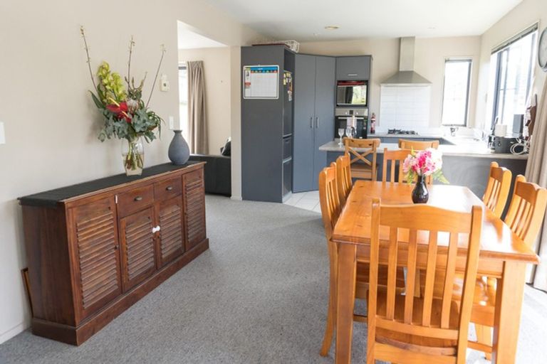 Photo of property in 5 Kaweka Close, Aotea, Porirua, 5024