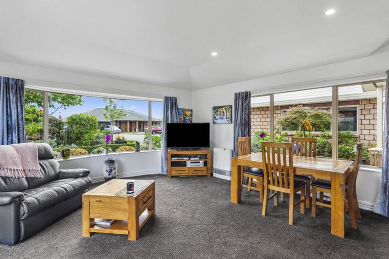 Photo of property in 35 Holcombe Drive, Paraparaumu, 5032