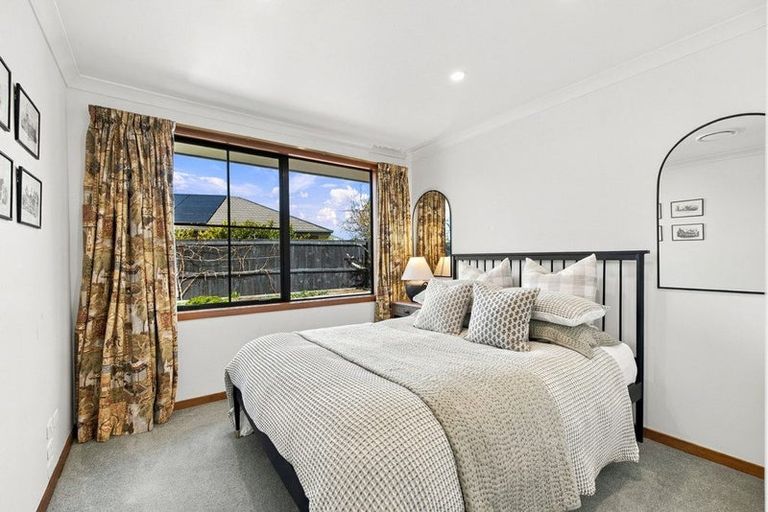 Photo of property in 40 Willowview Drive, Redwood, Christchurch, 8051