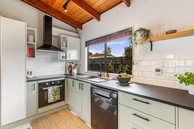 Photo of property in 2/9 London Street, Te Atatu Peninsula, Auckland, 0610