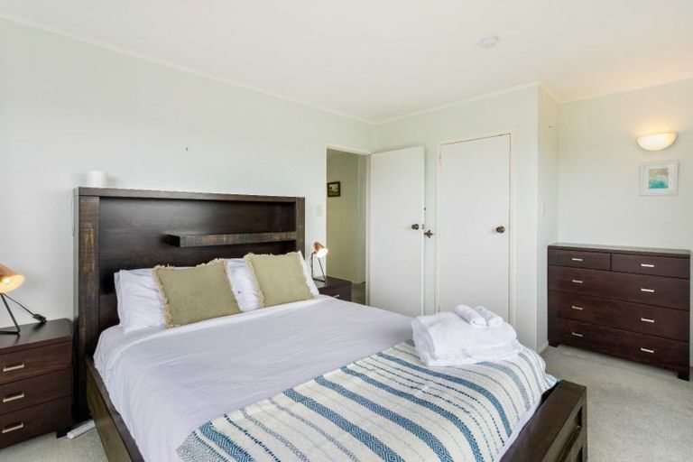 Photo of property in 23 Roberts Road, Matakatia, Whangaparaoa, 0930