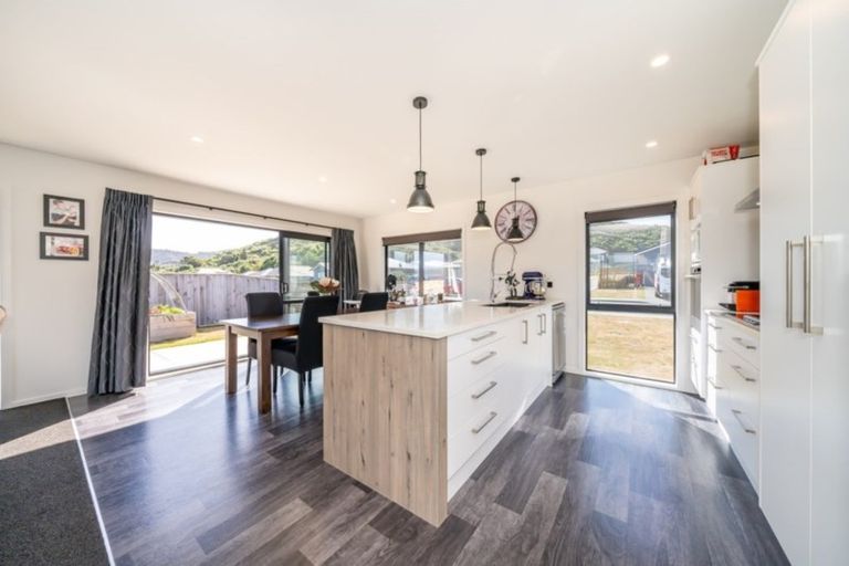 Photo of property in 100 Riverstone Drive, Riverstone Terraces, Upper Hutt, 5018
