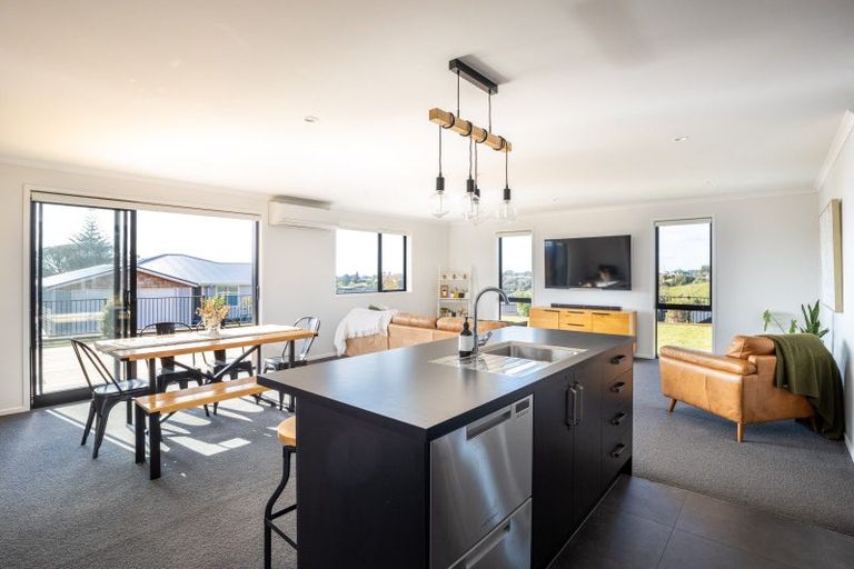 Photo of property in 3 Aheahea Way, Hurworth, New Plymouth, 4310