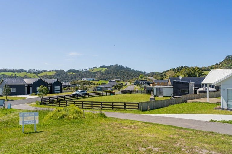 Photo of property in 4 Tinirau Place, Cooks Beach, 3591