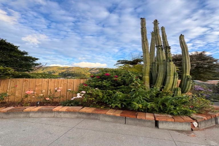 Photo of property in 27 Amundsen Grove, Stokes Valley, Lower Hutt, 5019
