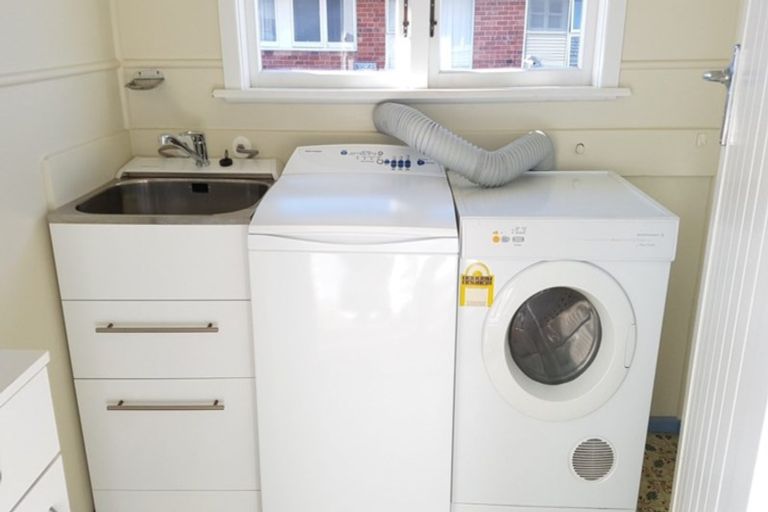 Photo of property in 2/37 Shakespeare Road, Milford, Auckland, 0620