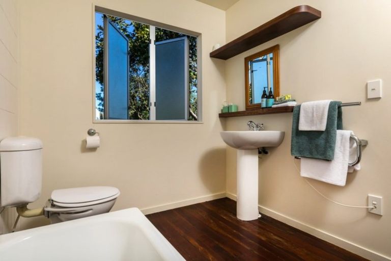 Photo of property in 122 Waitea Road, Muriwai, Waimauku, 0881