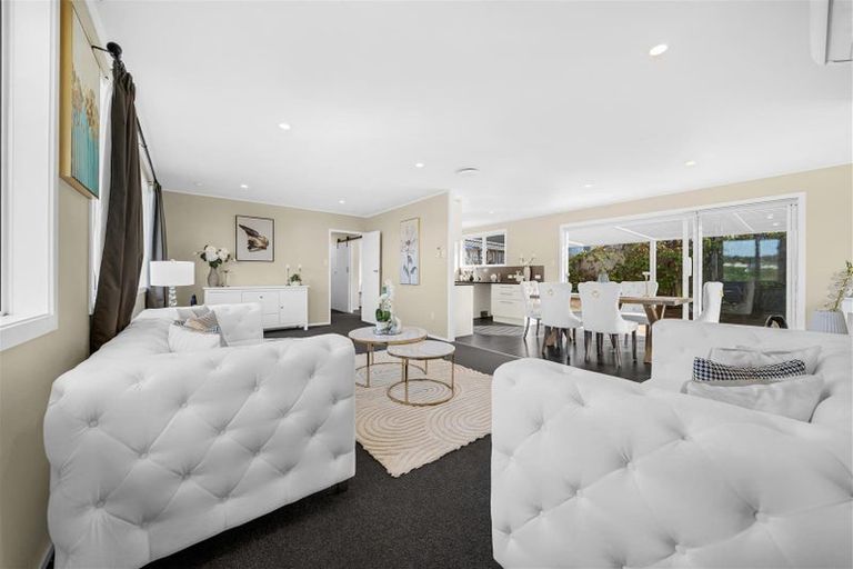 Photo of property in 19 Deverell Place, Northcross, Auckland, 0632