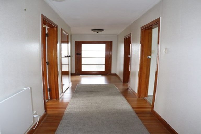 Photo of property in 545 Glenfield Road, Glenfield, Auckland, 0629