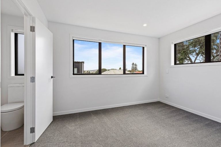 Photo of property in 24 Whanui Place, Mangere Bridge, Auckland, 2022