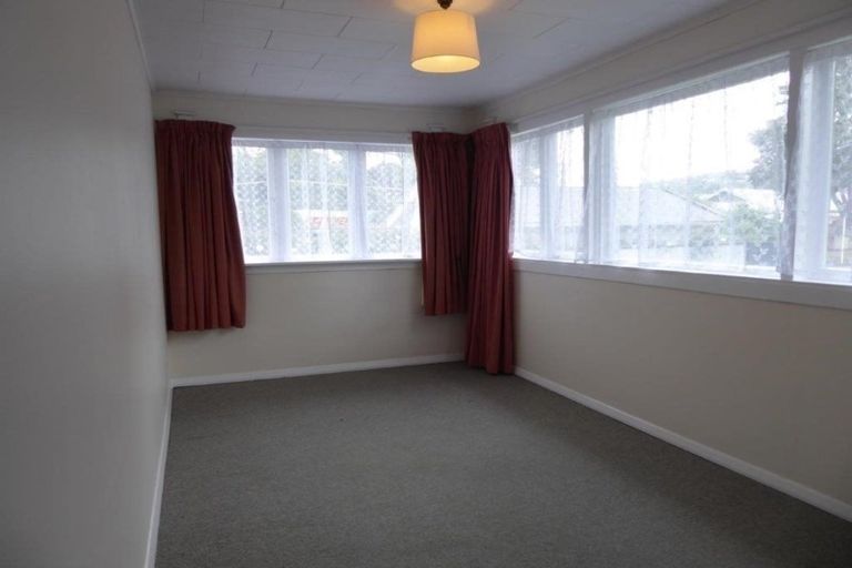 Photo of property in 22 Saint Albans Grove, Woburn, Lower Hutt, 5010