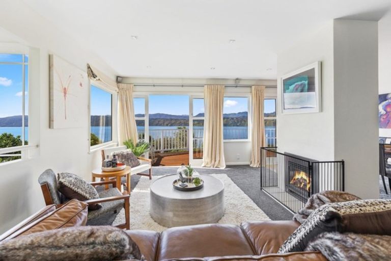 Photo of property in 22 Tai Paku Paku Road, Karaka Bays, Wellington, 6022