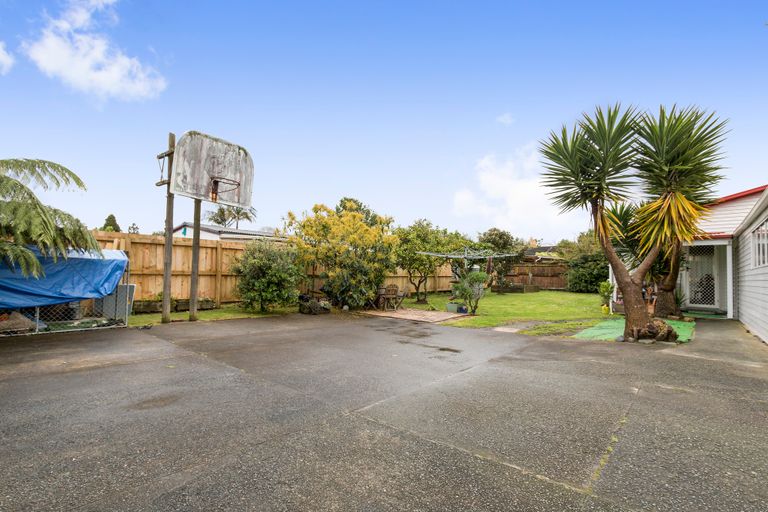 Photo of property in 10 Kaumatua Place, Te Atatu Peninsula, Auckland, 0610