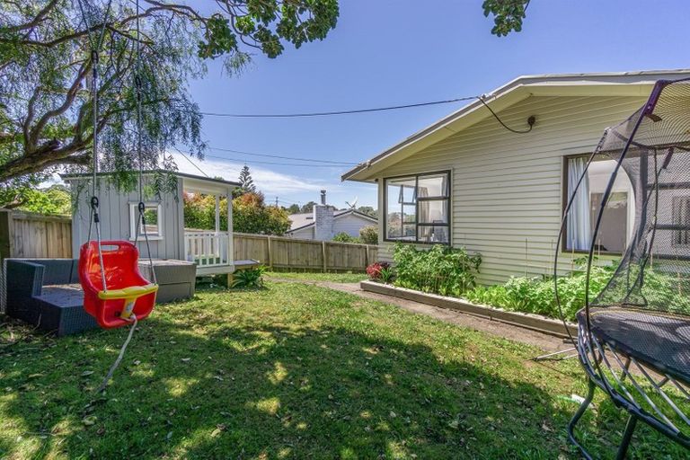 Photo of property in 10 Peter Terrace, Castor Bay, Auckland, 0620