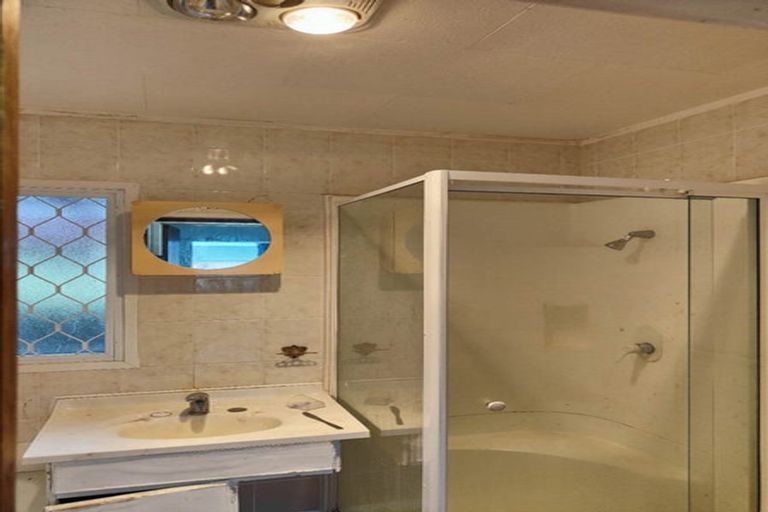 Photo of property in 15 Bundena Place, Clendon Park, Auckland, 2103