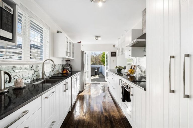 Photo of property in 83 Onewa Road, Northcote, Auckland, 0627