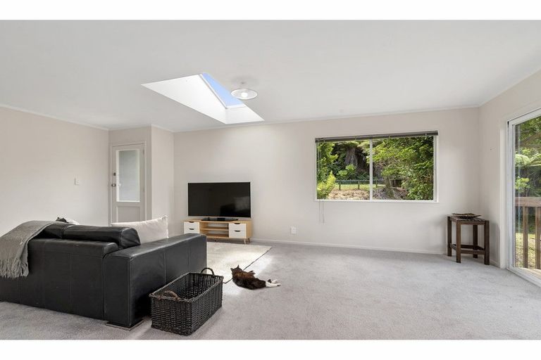 Photo of property in 8 Limmer Place, Browns Bay, Auckland, 0632