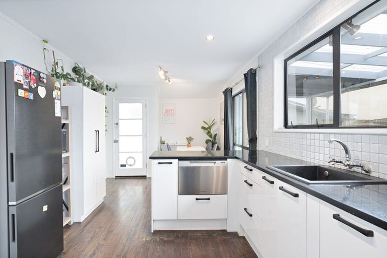 Photo of property in 37 Pomaria Road, Henderson, Auckland, 0610