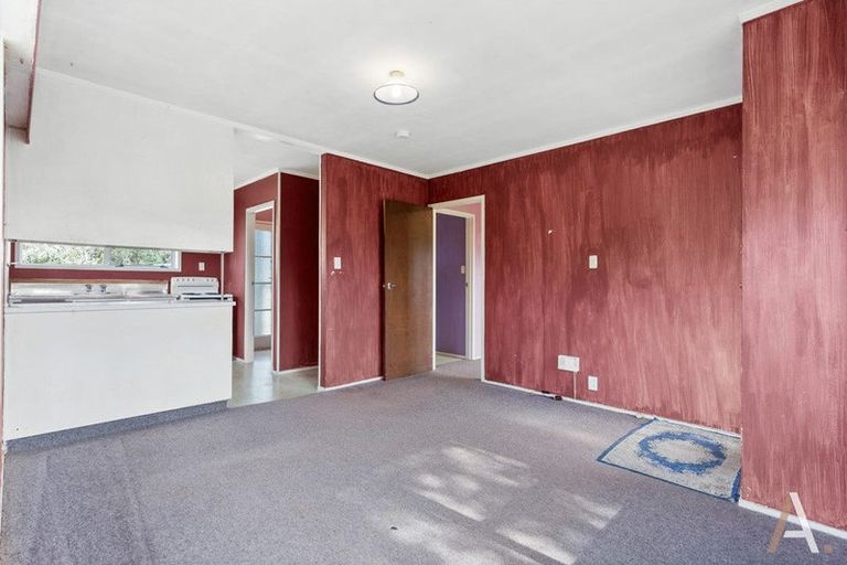 Photo of property in 2/70 Cliff View Drive, Green Bay, Auckland, 0604