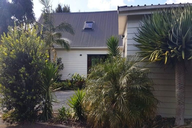 Photo of property in 1 Ishtar Place, One Tree Point, 0118