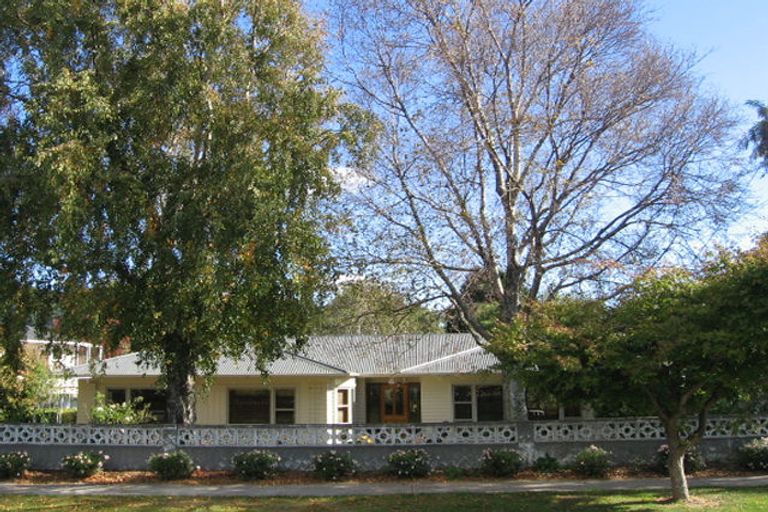 Photo of property in 6 Dowling Grove, Silverstream, Upper Hutt, 5019