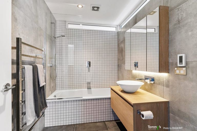 Photo of property in 122 Nicholson Road, Khandallah, Wellington, 6035