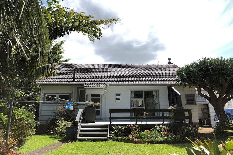 Photo of property in 18 Yeovil Road, Te Atatu Peninsula, Auckland, 0610