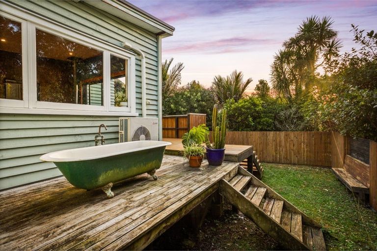 Photo of property in 132 Seaview Road, Piha, New Lynn, 0772