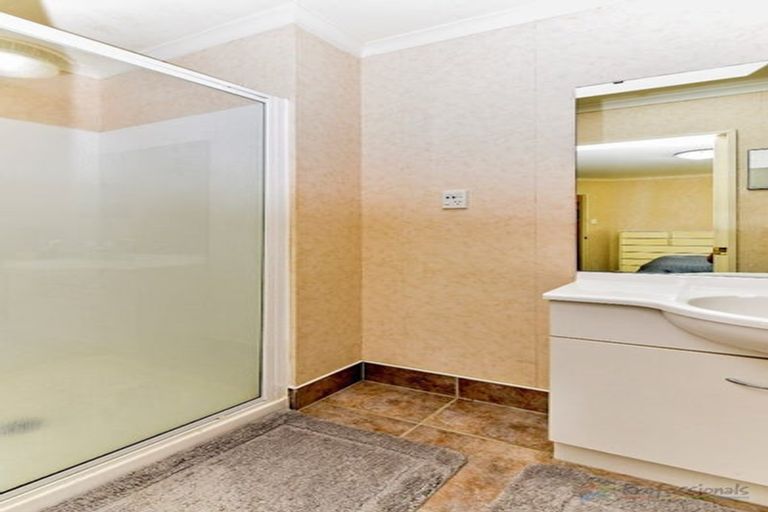 Photo of property in 4 Reremanu Place, Weymouth, Auckland, 2103