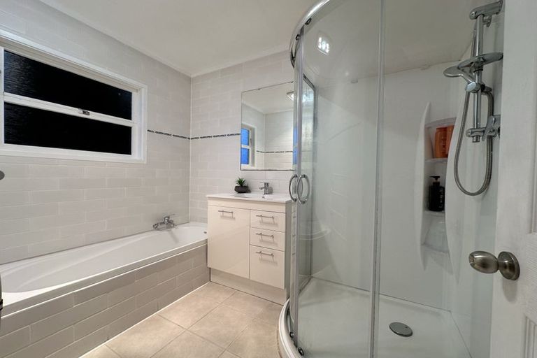 Photo of property in 141 Gossamer Drive, Pakuranga Heights, Auckland, 2010