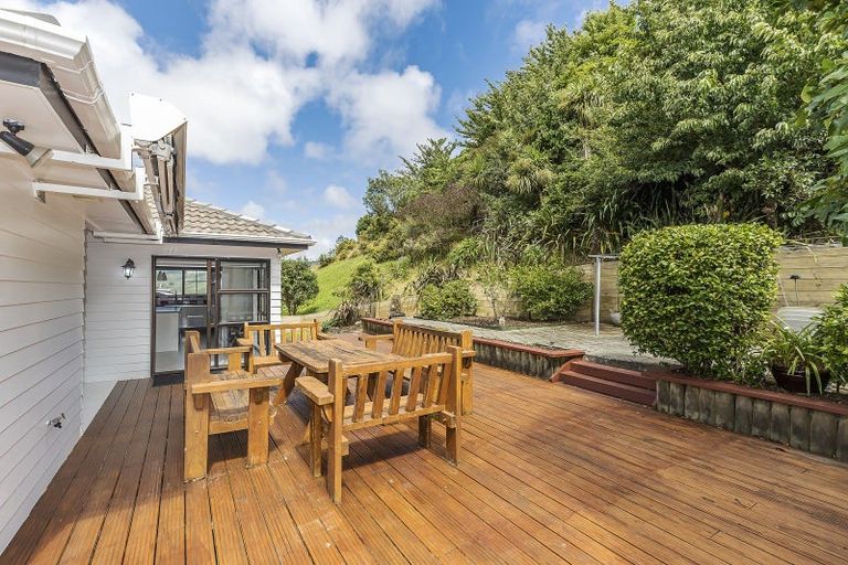 Photo of property in 16 Ordley Grove, Tawa, Wellington, 5028