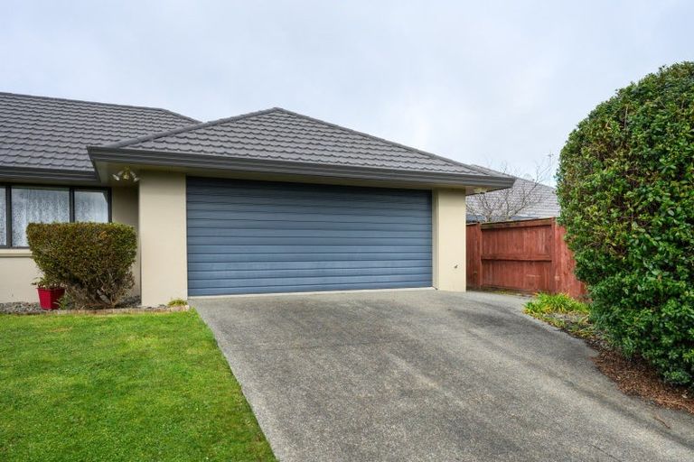 Photo of property in 6 Ron Place, Fitzherbert, Palmerston North, 4410