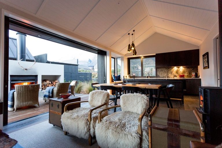 Photo of property in 2 Fife Court, Jacks Point, Queenstown, 9371