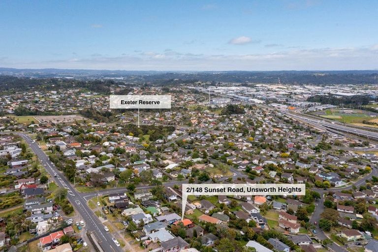 Photo of property in 2/148 Sunset Road, Unsworth Heights, Auckland, 0632