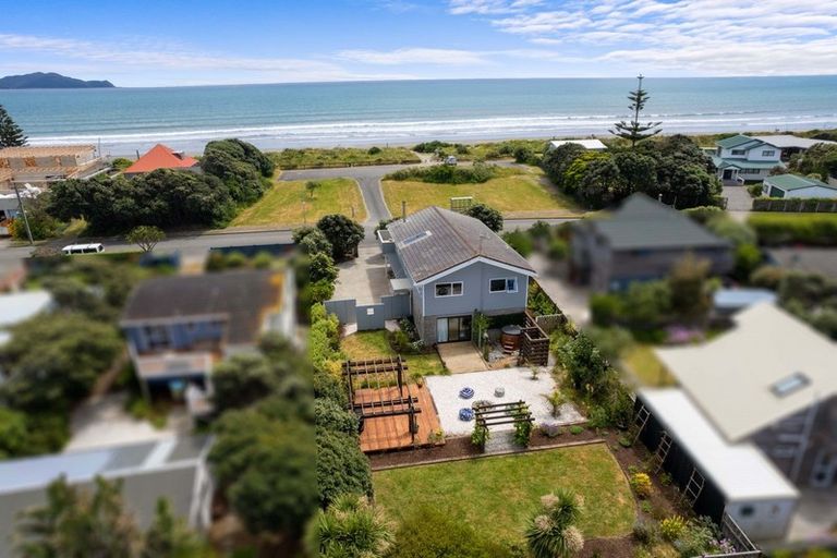 Photo of property in 106 Field Way, Waikanae Beach, Waikanae, 5036