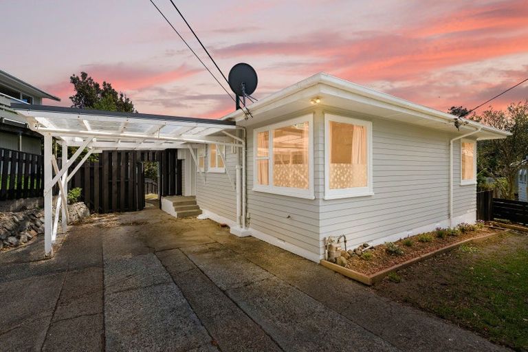 Photo of property in 4 Link Road, Newlands, Wellington, 6037