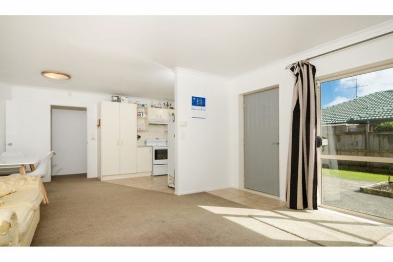 Photo of property in 114f Colwill Road, Massey, Auckland, 0614
