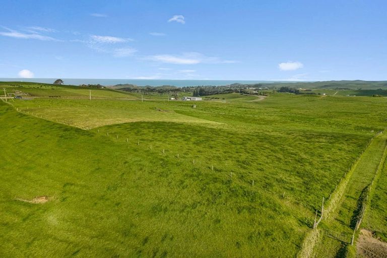 Photo of property in 177 Rehutai Road, Baylys Beach, 0377