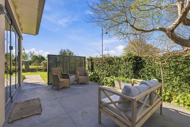 Photo of property in 40 Willowview Drive, Redwood, Christchurch, 8051