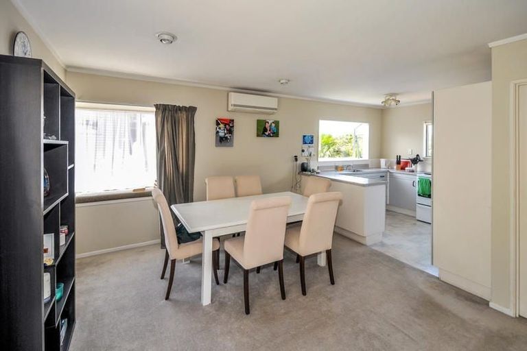 Photo of property in 1/33 Kiteroa Terrace, Rothesay Bay, Auckland, 0630