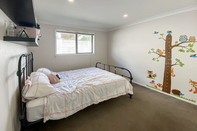 Photo of property in 89 Lake Panorama Drive, Henderson Valley, Auckland, 0612