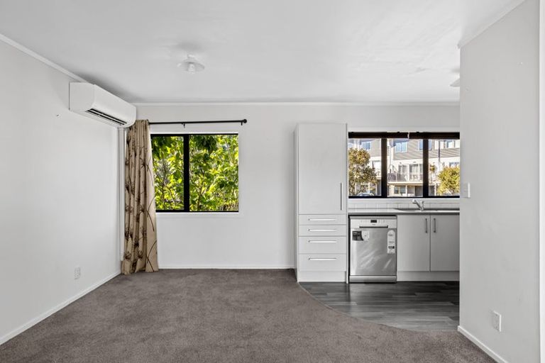 Photo of property in 2/5 John Jennings Drive, Oteha, Auckland, 0632