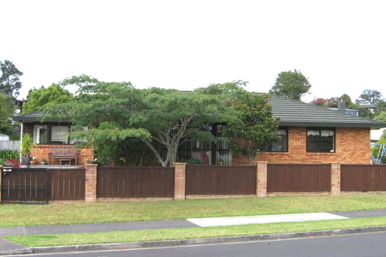 Photo of property in 35 Taupiko Place, Green Bay, Auckland, 0604