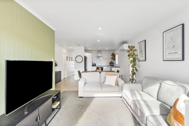 Photo of property in 8 Reserva Crescent, Kumeu, 0810