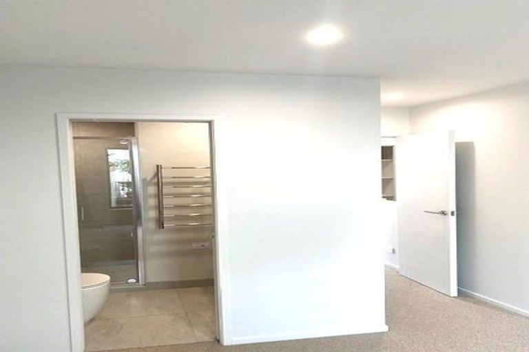 Photo of property in 19 Lyons Avenue, Murrays Bay, Auckland, 0630