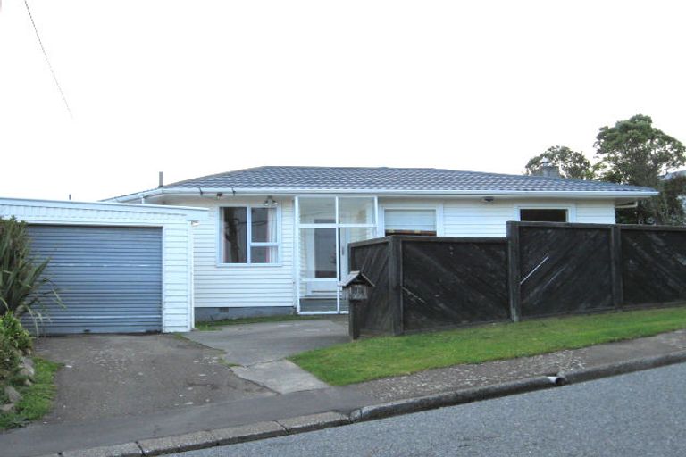 Photo of property in 47 Cotswold Crescent, Newlands, Wellington, 6037