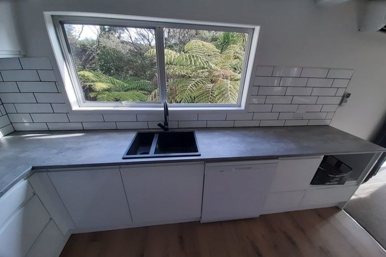 Photo of property in 37 West Lynn Road, Titirangi, Auckland, 0604